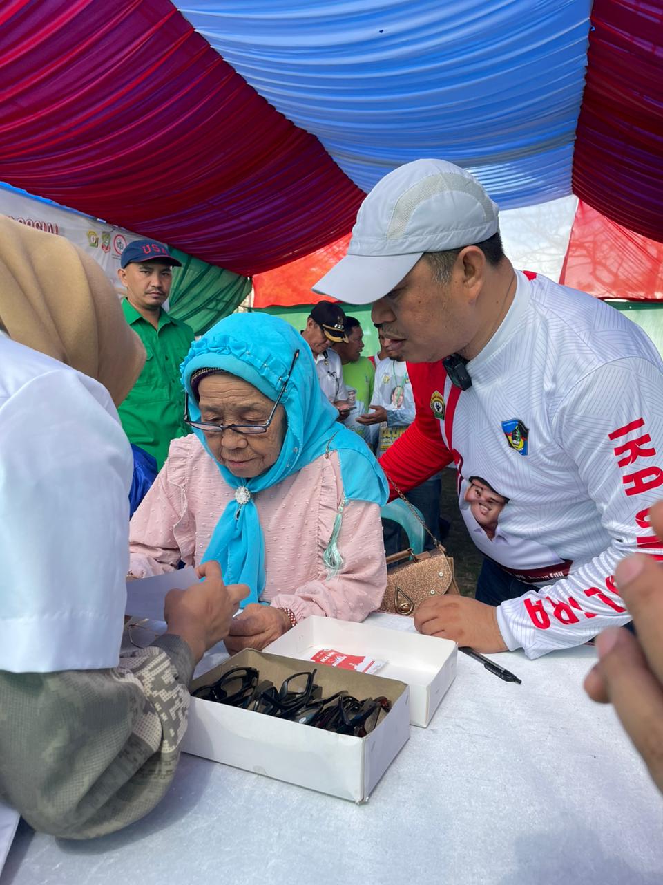 Bagikan Kaca Mata Baca Gratis Ketua Ika Umi Sultra Ruksamin Menjadi