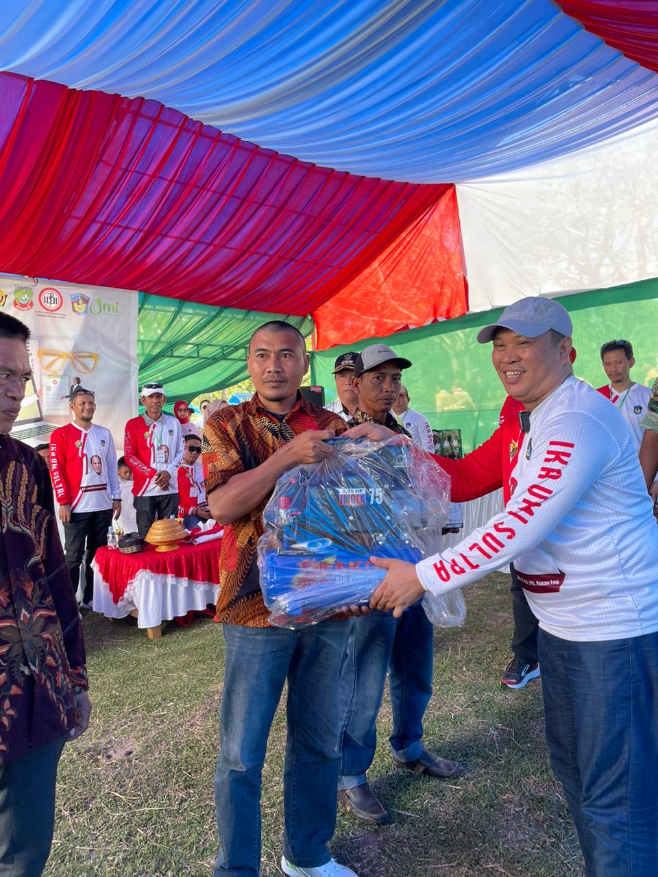 Bagikan Kaca Mata Baca Gratis Ketua IKA UMI Sultra Ruksamin Menjadi