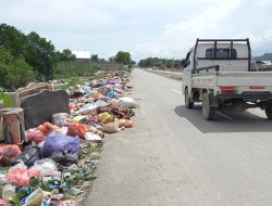 Jalan Dermaga di Kolaka Dipenuhi Sampah