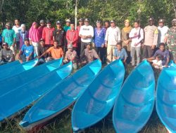 Samahuddin Serahkan Bantuan Perahu Nelayan