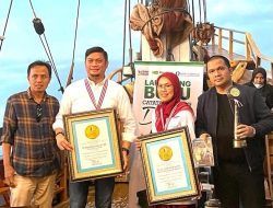 Launching di Atas Perahu Pinisi, Buku Catatan Covid-19 Dokter Koboi Cetak Rekor