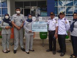 Peduli Lingkungan, Jasa Raharja Sultra Serahkan Bantuan Tempat Sampah