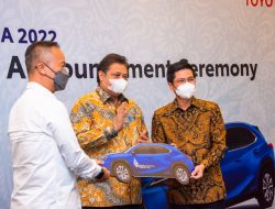 Menko Airlangga Terima Secara Simbolis Mobil Listrik Toyota sebagai Kendaraan Resmi Delegasi G20