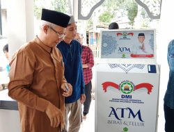 Wagub Salurkan Bantuan ATM Beras dan Telur