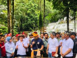 Menteri Sandiaga Kunjungi Air Terjun Moramo