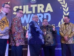 Anton Timbang Raih Penghargaan Sultra Award