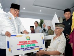 Gubernur Sultra Ali Mazi Salurkan BLT Lansia di Kota Baubau