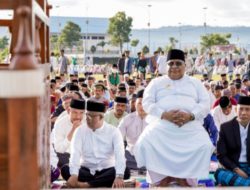 Didampingi Pj Bupati Buton, Gubernur Ali Mazi Salat Idul Fitri di Kampung Halaman