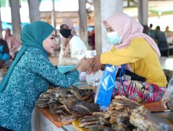 Hj. Fatmawati Bagikan Paket Sembako ke Pedagang Sayur dan Ikan