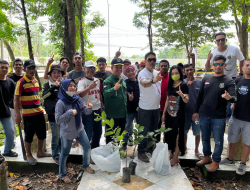 Peduli Lingkungan, Forum Sultra Damai – Pemkot Kendari Bersihkan RTH Baruga dan Tanam Pohon Produktif