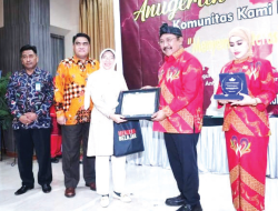 Bupati dan KAMI Sub Regional Bombana Terima Penghargaan Literasi Terbaik
