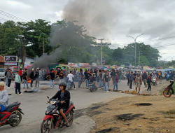 Polisi Bubarkan Aksi Demo di Pertigaan Kampus UHO