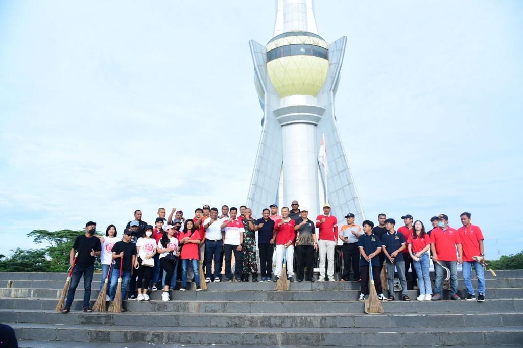 GUGAH KESADARAN : Pj Wali Kota Kendari, Asmawa Tosepu menerbitkan SE terkait kerja bakti. Ia menginstruksikan seluruh masyarakat menggelar aksi bersih-bersih disekitarnya dan mengharapkan adanya kesadaran dan perubahan perilaku di masyarakat. (AGUS SETIAWAN/KENDARI POS)