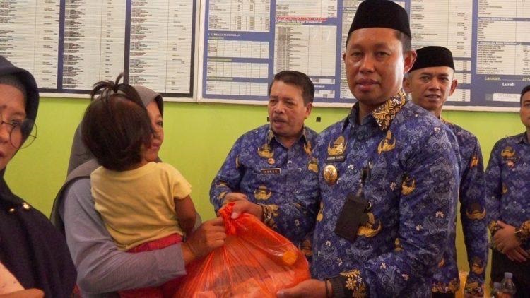 TURUNKAN ANGKA : Pj Wali Kota Kendari, Asmawa Tosepu meminta seluruh stakeholder terkait termasuk TPPS untuk proaktif mengedukasi masyarakat tentang bahaya dan cara mengatasi stunting. (AGUS SETIAWAN/KENDARI POS)