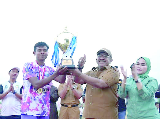 JAWARA: Pj Bupati Bombana Burhanuddin menyerahkan piala kepada jawara Bupati Cup I, kemarin.