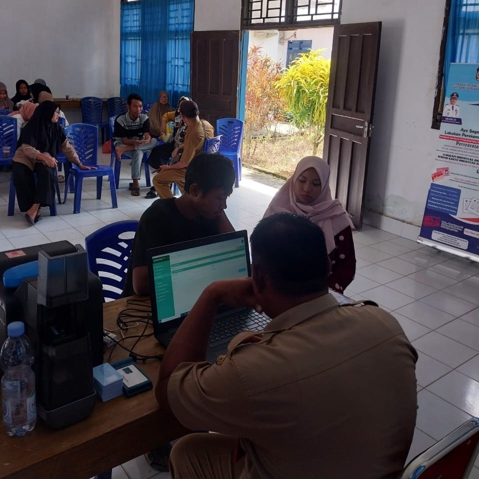 MAKSIMALKAN LAYANAN : Petugas Disdukcapil Koltim saat melakukan perekaman data KTP-el warga pada salah satu kecamatan. ( KUSDIN/KENDARI POS)