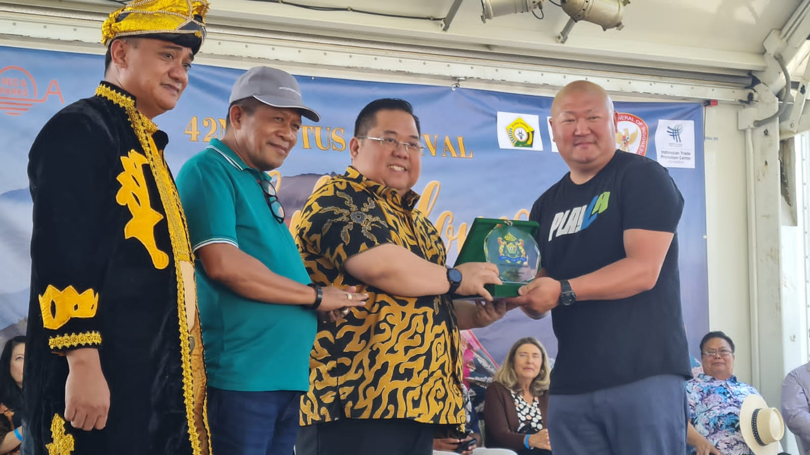 Ketua Umum Kadin Sultra, Anton Timbang mengenalkan budaya dan potensi investasi Sultra di pentas internasional bertajuk The 42 Lotus Festival yang digelar di Echo Park Los Angeles, 15-17 Juli 2023. Anton Timbang (2 dari kanan) menyerahkan cendera mata kepada General Manager City of Los Angeles Department of Recreation and Park, Jimmy Kim (kanan) disaksikan anggota DPR RI Dapil Sultra, Hugua (2 dari kiri). (IST)