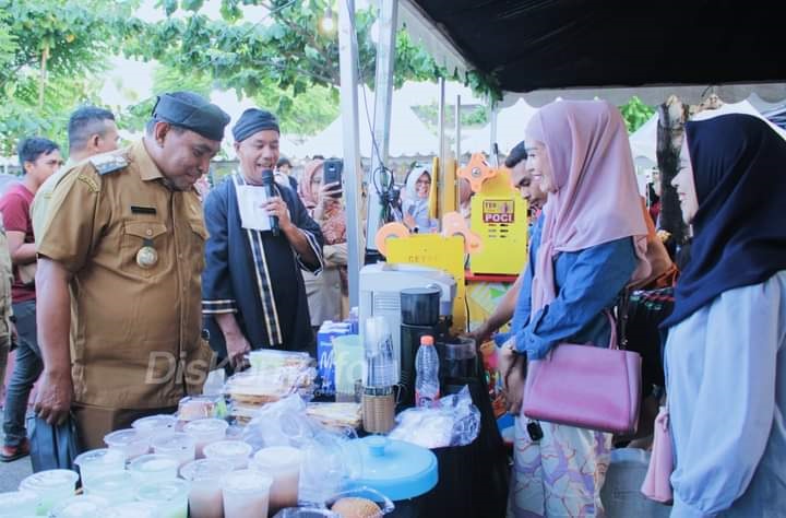 EKONOMI BERTUMBUH : Wali Kota Baubau, La Ode Ahmad Monianse (kiri) usai membuka Festival UMKM di otoritanya. Event itu menjadi wadah para pengusaha kecil memperkenalkan produk mereka ke masyarakat. (DISKOMINFO KOTA BAUBAU FOR KENDARI POS)