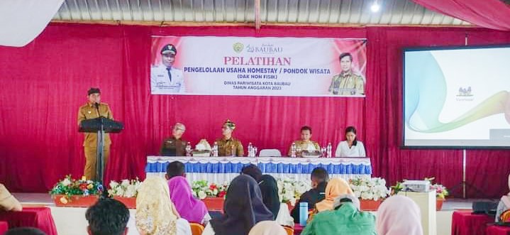 BANTUAN PUSAT : Wali Kota Baubau, La Ode Ahmad Monianse (kiri, depan) saat membuka pelatihan pengelolaan usaha homestay yang digelar pihak Dinas Pariwisata. (DISKOMINFO KOTA BAUBAU FOR KENDARI POS)