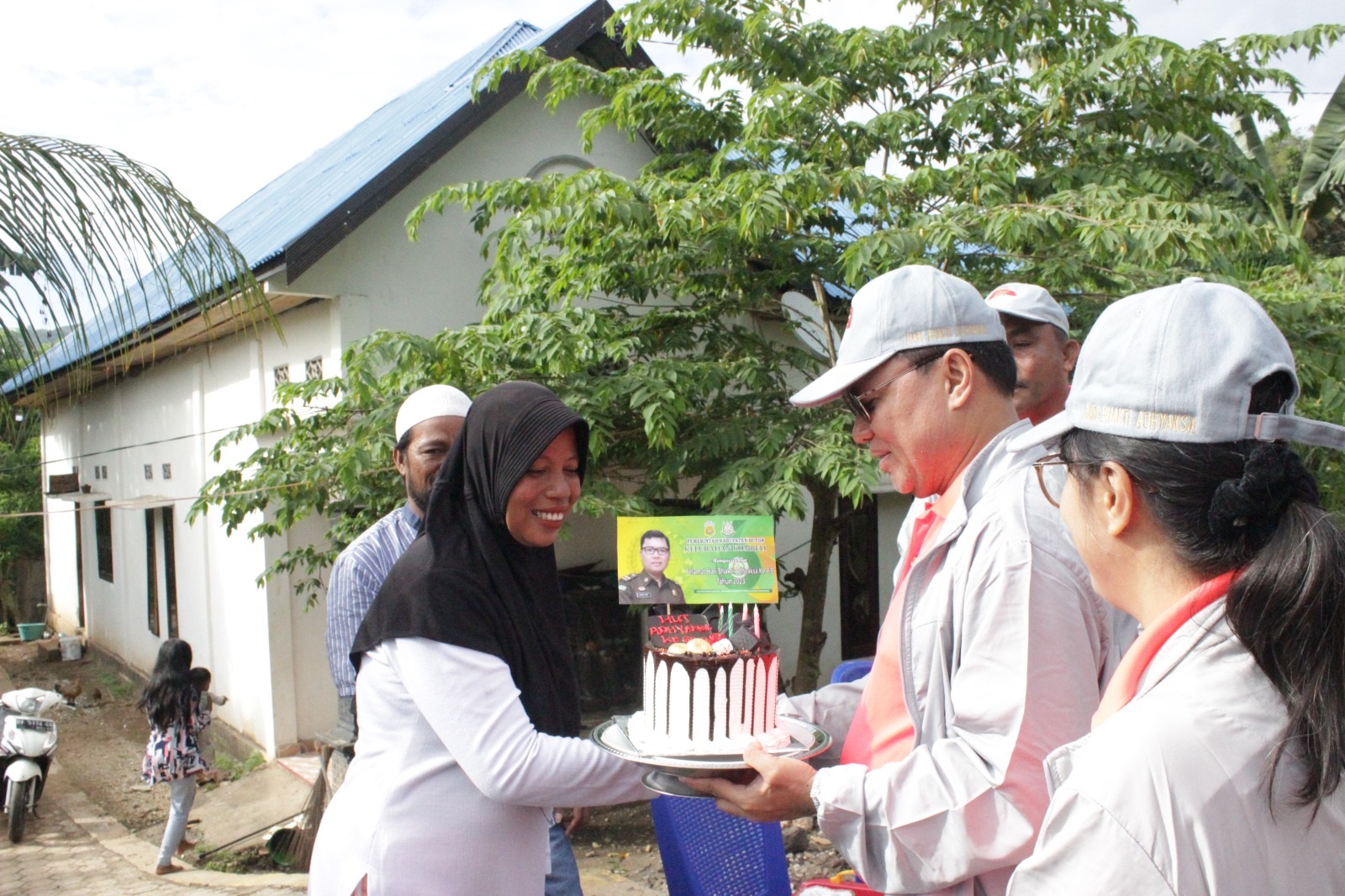 KESAN BAIK : Kejari Buton dalam kendali Ledrik VM. Takaendengan, tak hanya fokus dalam penyuluhan dan penegakan hukum. Para jaksa juga aktif membangun silaturahmi dengan warga. Itu menggungah hati aparatur kelurahan dan warga untuk berpartisipasi ikut merayakan HBA tahun ini. (ELYN IPO/KENDARI POS)