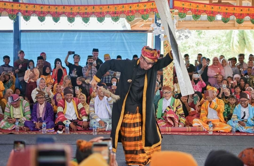 MASYARAKAT ADAT : Pj. Bupati Buton, Basiran saat memenuhi undangan tokoh adat dan masyarakat Wabula itu. Ia mampu berbaur dan memeragakan gerakan-gerakan tarian adat di depan masyarakatnya.