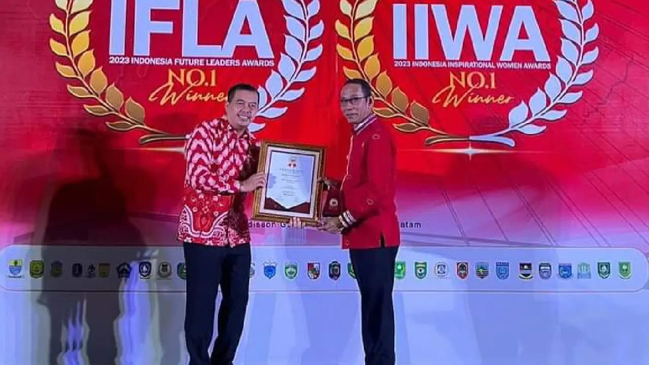 Pj.Bupati Buton, Basiran (kanan) menerima penghargaan sebagai Inovator Perubahan dalam perhelatan Indonesia Best Future Leaders 2023 di Batam setelah berkarya memoles Kabupaten Buton menjadi kabupaten inovatif. (IST)