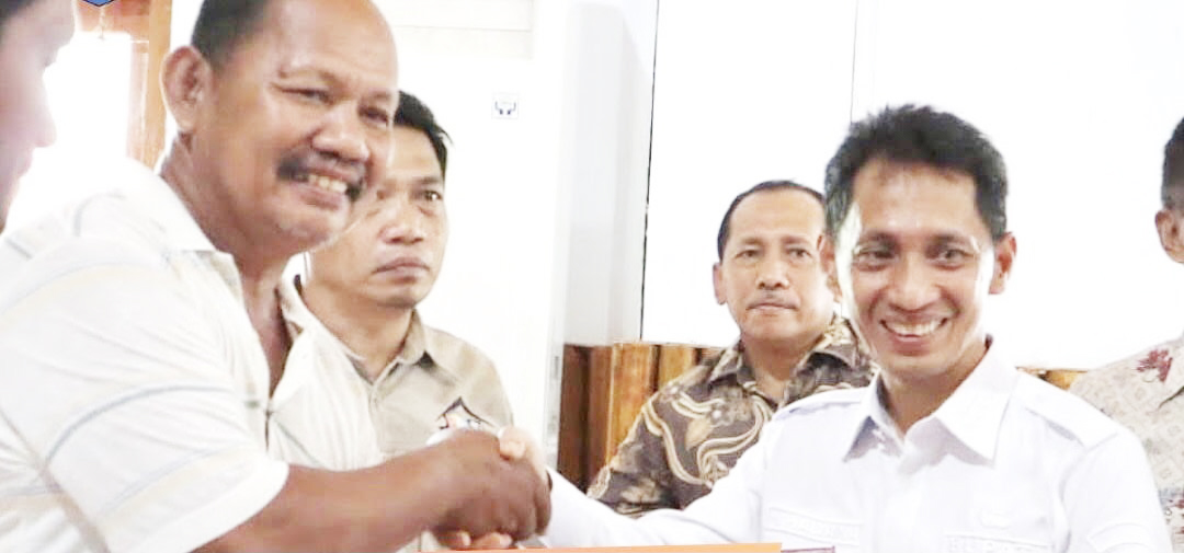 BANTUAN PERUMAHAN : Bupati Wakatobi, H. Haliana (kanan) ketika menyerahkan secara simbolis buku rekening BSPS kepada para penerima. (ASTY NOVALISTA/KENDARI POS)