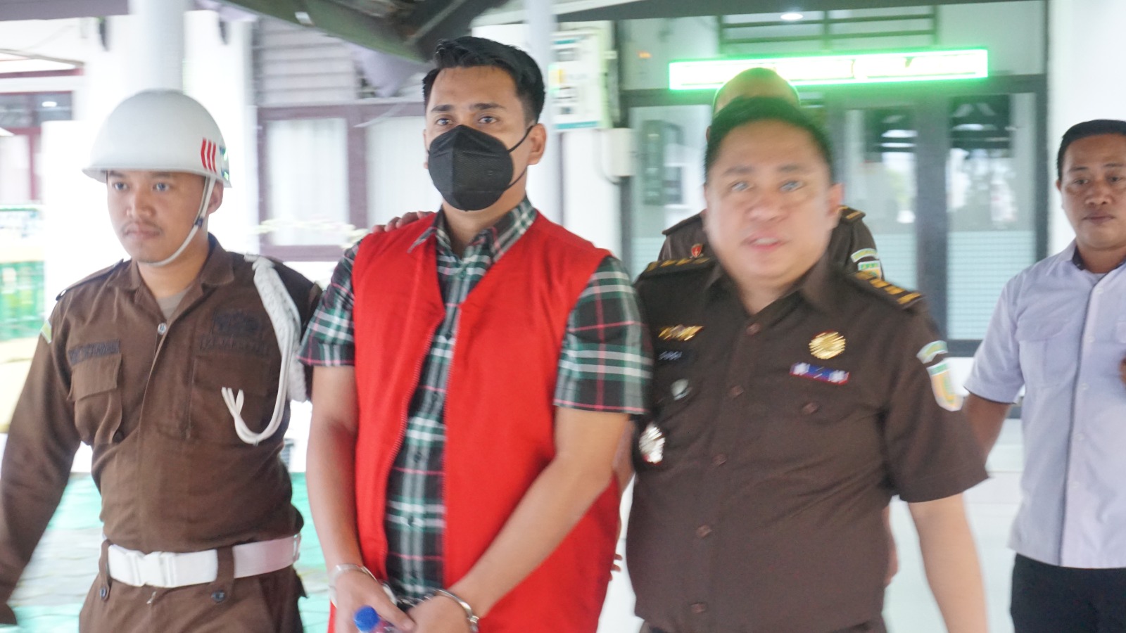 Direktur PT.KKP Andi Adriansyah (pakai rompi merah) digelandang jaksa menuju mobil tahanan dan ditahan di Rutan kelas II A Kendari, Senin (17/7), kemarin. Tersangka penambangan ilegal itu ditahan setelah buron dari panggilan jaksa dan dimasukkan dalam DPO serta dicekal keluar negeri. (SEKSI PENKUM KEJATI SULTRA)