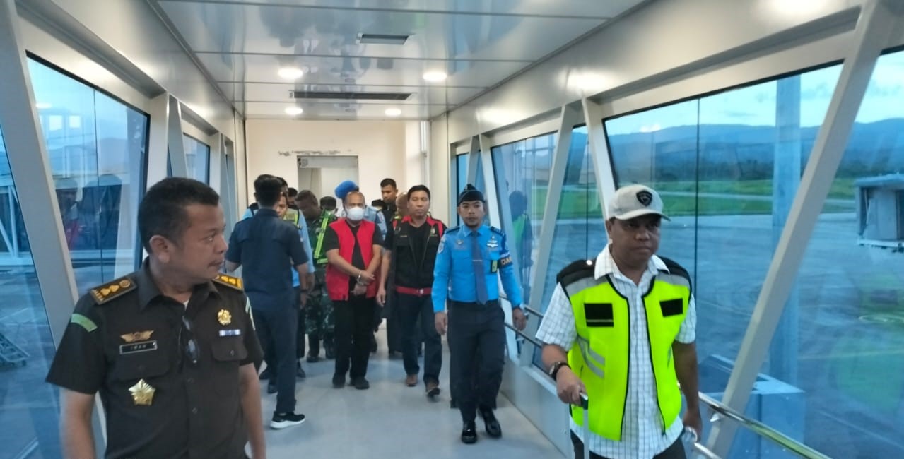 Tersangka Direktur Utama PT.Lawu Agung Mining (LAM), Ofan Sofwan memakai rompi merah tahanan dengan tangan diborgol dan dikawal ketat jaksa Kejati Sultra diterbangkan dari Jakarta ke Kendari, Kamis (20/7). Setibanya di Kendari, tersangka Ofan langsung dikerangkeng di Rutan Kendari. (SEKSI PENKUM KEJATI SULTRA)