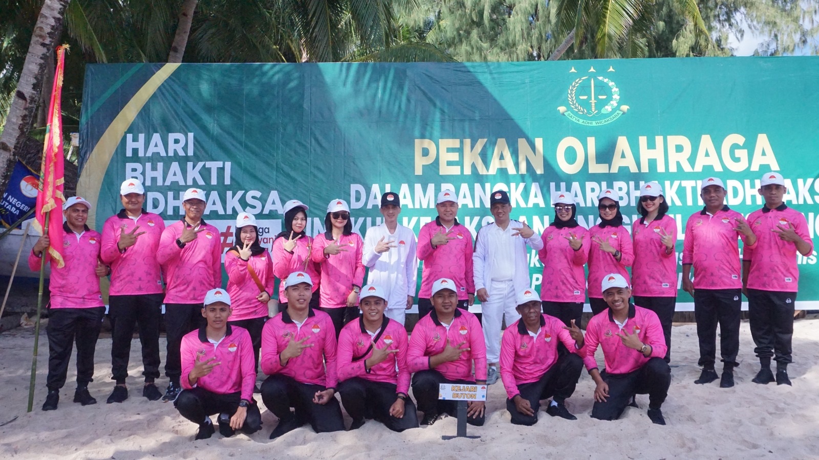 SEMARAK HUT : HUT ke-63 Adhyaksa digelar Kejari Buton dengan rangkaian Pekan Olahraga (POR) dan dibuka langsung Kajati Sulawesi Tenggara, Dr. Patris Yusrian Jaya (keenan dari kanan) bersama Wakajati, Herry Ahmad Pribadi, MH (ketujuh dari kiri), didampingi Kajari Buton, Ledrik VM. Takaendengan (ketujuh dari kanan) di Wakatobi. (ELYN IPO/KENDARI POS)