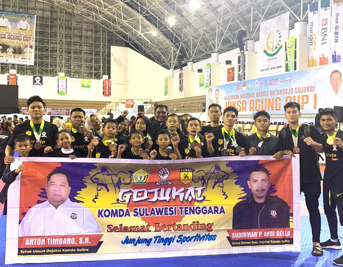 Atlet Gojukai Komisariat Daerah (Komda) Sultra usai memboyong 17 medali pada ajang Kejurnas Karate Antardojo Gojukai Jaksa Agung Cup I di Makassar, 17-18 Juli 2023. Prestasi gemilang itu diraih berkat dukungan Anton Timbang selaku Ketua Umum Gojukai Komda Sultra. (IST)