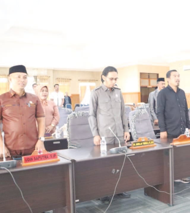 PARIPURNA PEMBERHENTIAN: Suasana rapat paripurna DPRD Konsel yang dipimpin Ketua DPRD Irham Kalenggo didampingi Wakil Ketua DPRD Konsel Hj Hasnawati dan dihadiri sejumlah anggota DPRD, tentang pemberhentian Muh. Taufik Mansyur, SH.,MH dari keanggotaan DPRD Konsel periode 2019-2024. (FANDI/KENDARI POS)