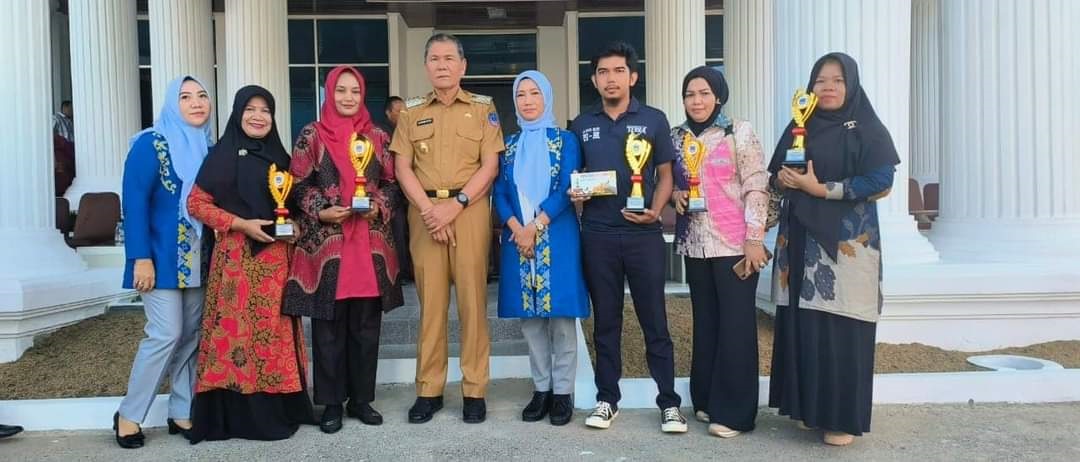 TINGKATKAN KESEJAHTERAAN : Bupati Kolaka, H. Ahmad Safei (keempat dari kiri) berpose bersama para anggota koperasi yang menerima penghargaan pada upacara peringatan hari koperasi nasional tahun 2023, kemarin. (ZULFADLY NUR/KENDARI POS)