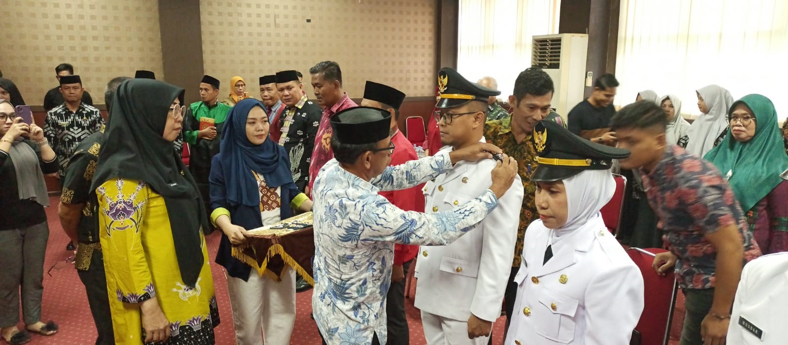 CEPAT BERKOORDINASI : Pj Sekab Kolaka, Wardi (tengah) saat melantik sejumlah pejabat di lingkup Pemerintah Kabupaten, kemarin. (ZULFADLY NUR/KENDARI POS)