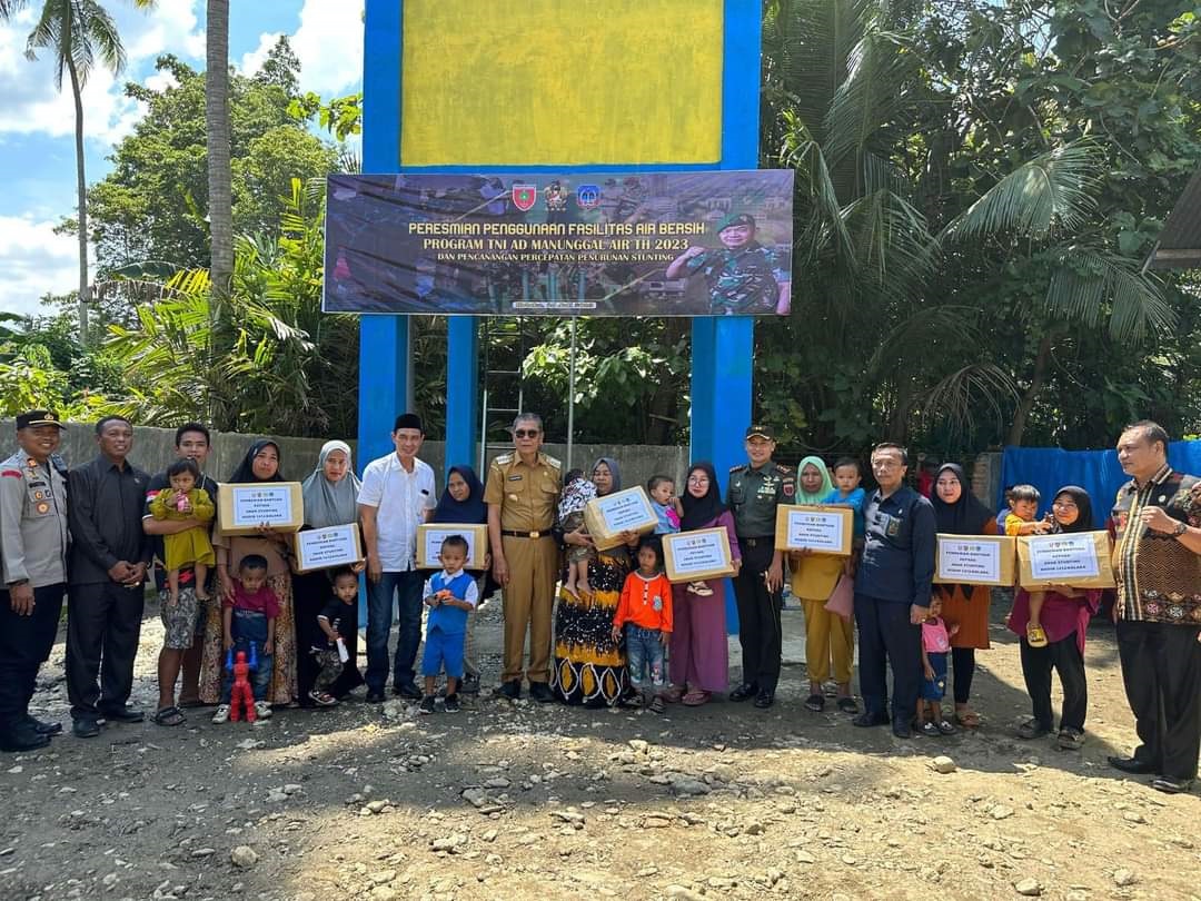 APRESIASI : Bupati Kolaka, H. Ahmad Safei saat menghadiri peresmian penggunaan fasilitas air bersih yang dibangun TNI Angkatan Darat (AD) di Desa Bende. (ZULFADLY NUR/KENDARI POS)