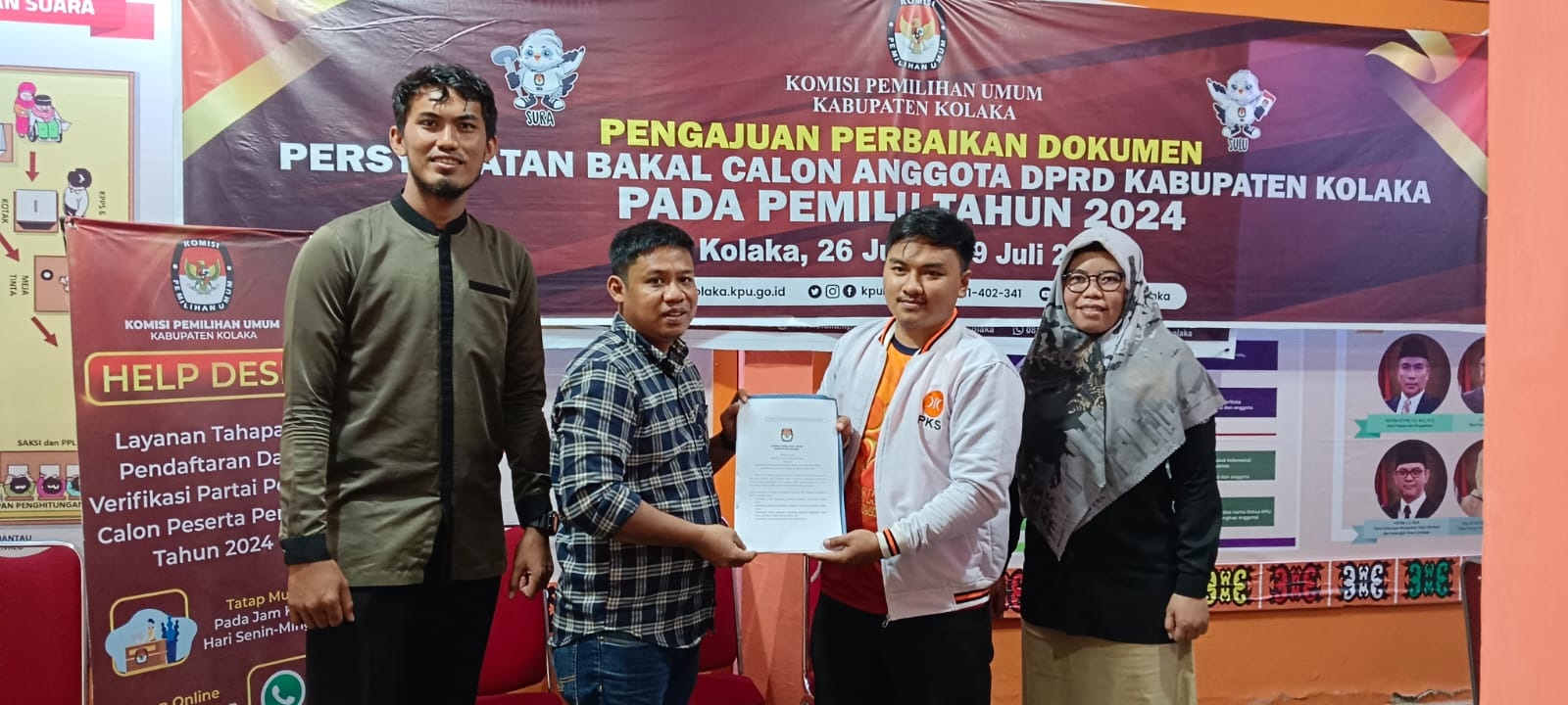 TARGET TETAP : Pengurus DPC PKS Kolaka, Hikmawan (kedua dari kanan) saat mengajukan perbaikan dokumen persyaratan bakal calon anggota DPRD kabupaten pada Pemilu 2024 di kantor KPU. (ZULFADLY NUR/KENDARI POS)