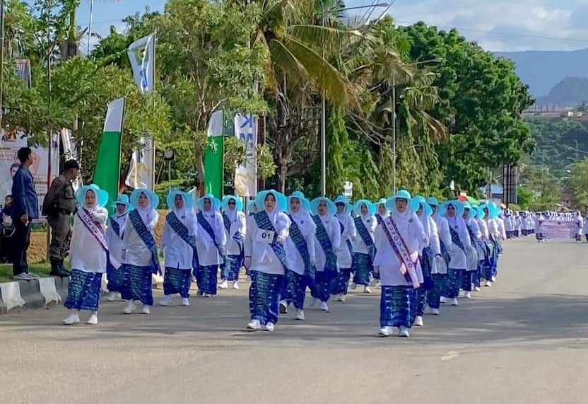 MUHARRAM : Peserta gerak jalan indah yang menyemarakkan tahun baru Islam dan dilepas Ketua BKMT Kabupaten Kolaka, Hj. Andi Wahidah, kemarin. (ZULFADLY NUR/KENDARI POS)