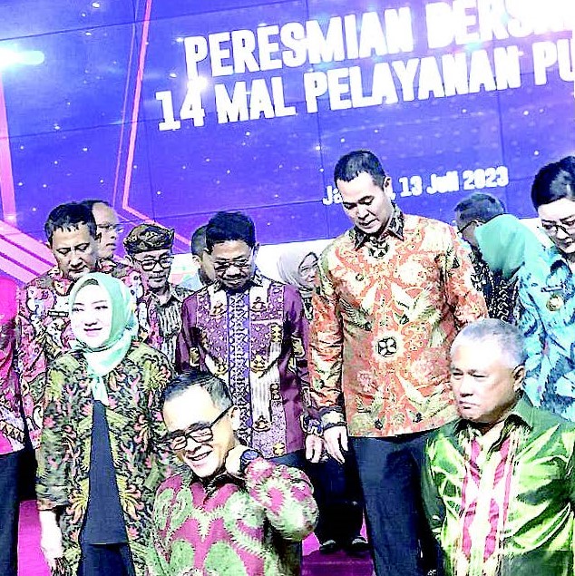 Menpan-RB Abdullah Azwar Anas (depan), usai peresmian 14 MPP se- Indonesia di Jakarta. Tampak Bupati Konawe Kery Saiful Konggoasa (kanan).