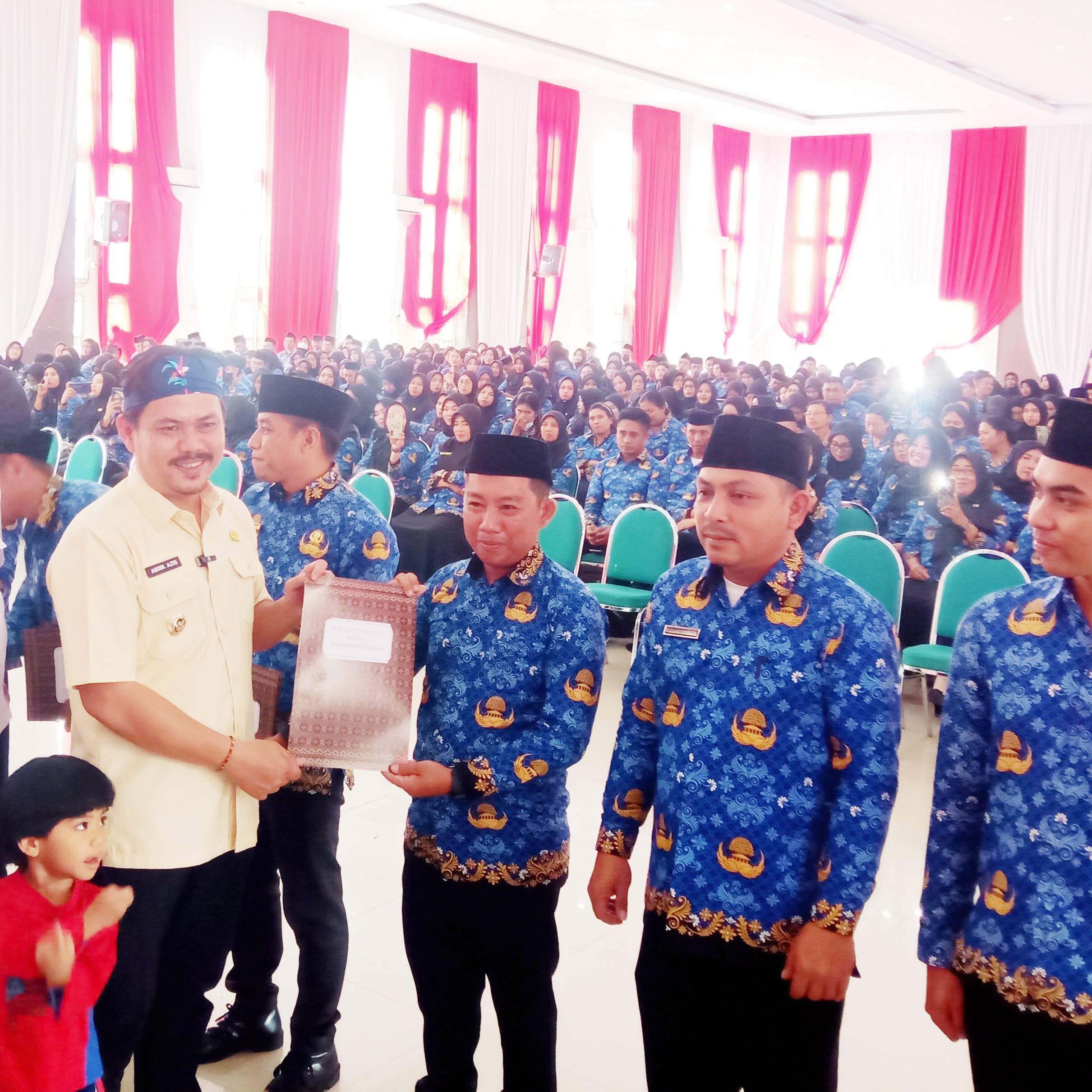 TINGKATKAN KINERJA : Plt Bupati Koltim, Abdul Azis (kiri) ketika menyerahkan SK 100 persen kepada perwakilan PNS dan PPPK, kemarin. (KUSDIN/KENDARI POS)