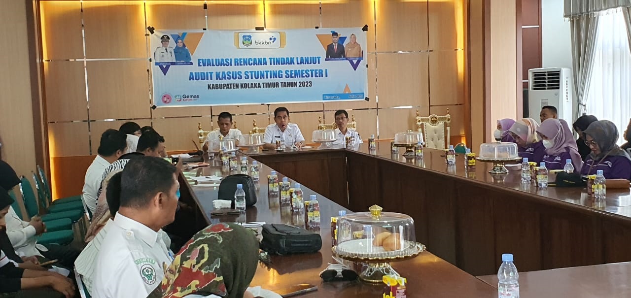 EVALUASI OPD : Rapat evaluasi rencana tindak lanjut audit kasus tengkes pada semester pertama di Koltim yang dipimpin Sekab, Andi Muh. Iqbal Tongasa, kemarin. (KUSDIN/KENDARI POS)