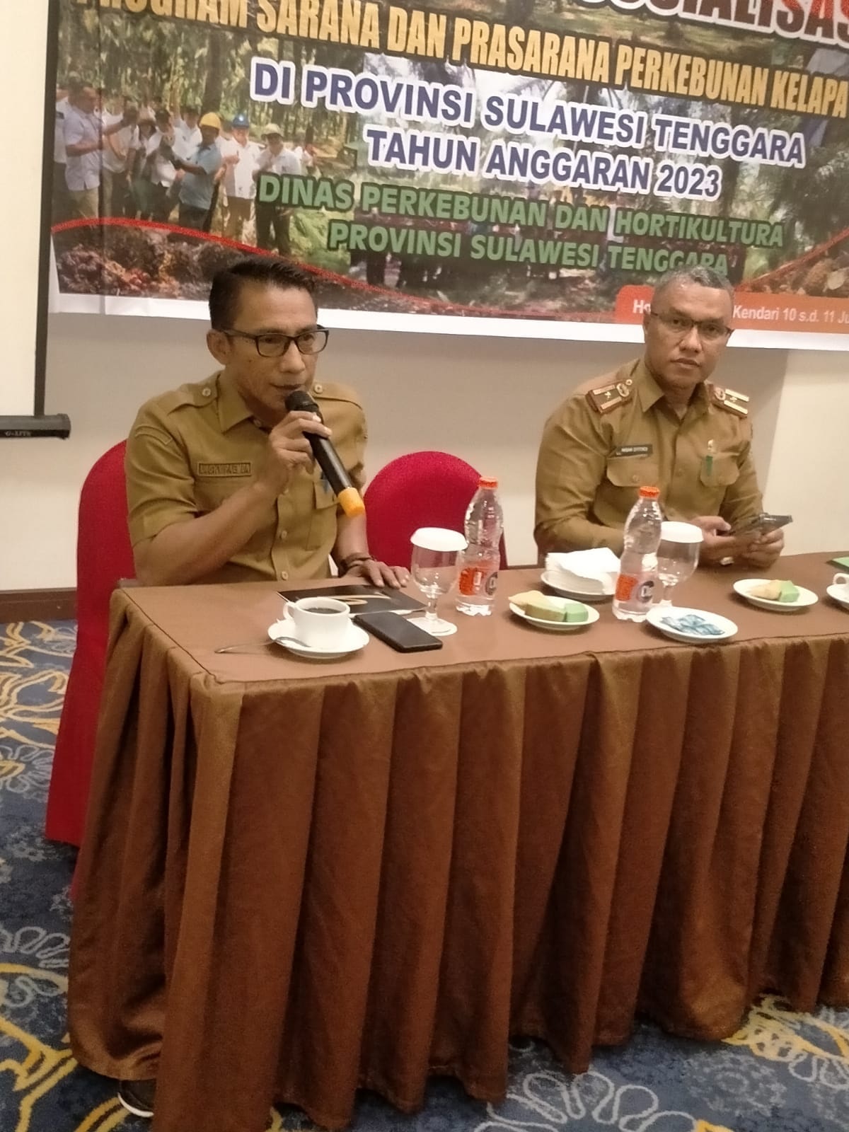 TINGKATKAN PRODUKSI : Kepala Dinas Perkebunan dan Hortikultura Kolaka Timur, Lasky Paemba (kiri), saat memaparkan terkait pengelolaan dan budi daya kelapa sawit yang harus menerapkan sistem good agriculture practices. (KUSDIN/KENDARI POS)