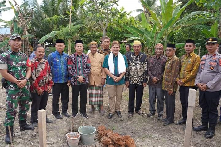 CIPTAKAN SDM RELIGIUS : Plt. Bupati Koltim, Abdul Azis (tengah) usai meletakkan batu pertama pembangunan gedung salah yayasan pendidikan yang ada di otoritanya. (KUSDIN/KENDARI POS)