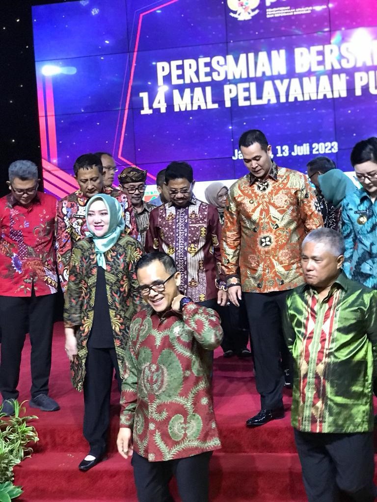 MENUJU LAYANAN DIGITAL : MenPAN-RB, Abdullah Azwar Anas (depan) usai meresmikan 14 MPP se-Indonesia, kemarin di Jakarta. Tampak Bupati Konawe, Kery Saiful Konggoasa (kanan) yang hadir dalam seremoni tersebut. (PEMKAB KONAWE FOR KENDARI POS)