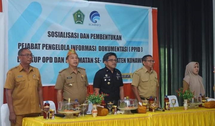 INFORMASI PUBLIK : Kepala Diskominfo Sultra Ridwan Badallah (tengah) bersama Asisten I Setkab Konawe, Muhammad Akbar (dua dari kiri) dan Kepala Diskominfo, Muhammad Akib Ras (dua dari kanan) dalam kegiatan sosialisasi pembentukan PPID di daerah itu. (ADI HIDAYAT/KENDARI POS)