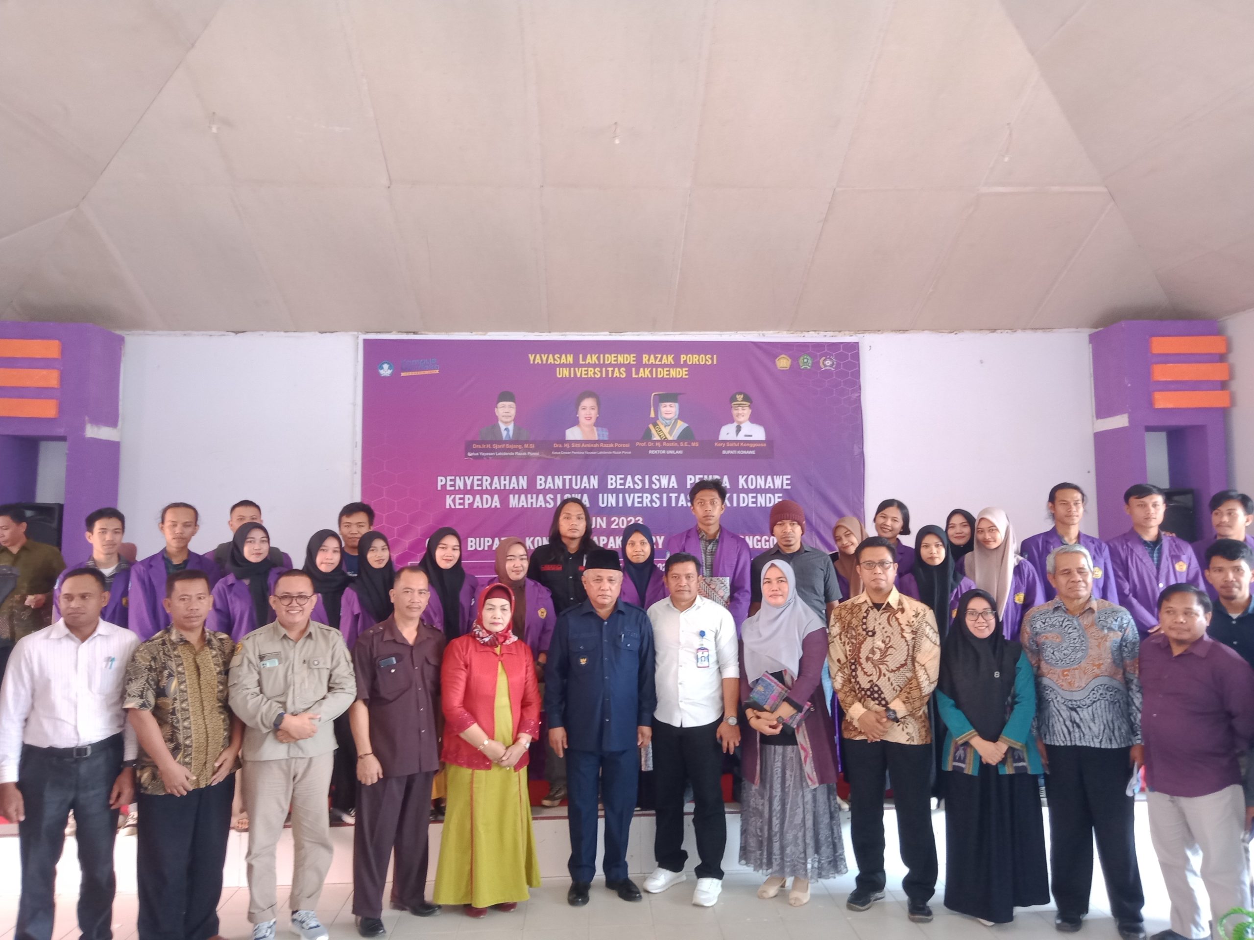 BEASISWA : Bupati Konawe, Kery Saiful Konggoasa (ketujuh dari kanan), Rektor Unilaki, Prof. Dr. Hj. Rostin (kelima dari kiri), saat foto bersama usai giat penyerahan beasiswa kepada mahasiswa Unilaki, kemarin. (ADI HIDAYAT/KENDARI POS)