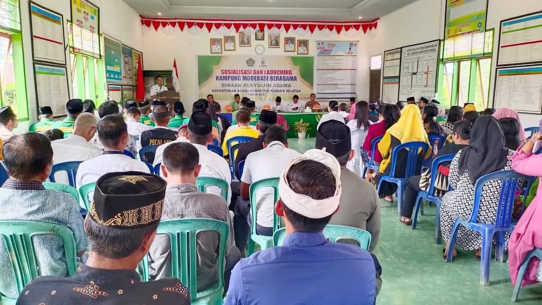 MERAWAT KERUKUNAN : Suasana launching Kampung Moderasi Beragama tahun 2023 yang terpusat di Desa Morini Mulya, Kecamatan Landono, Kabupaten Konsel, kemarin. (I NGURAH PANDI SANTOSA/KENDARI POS)