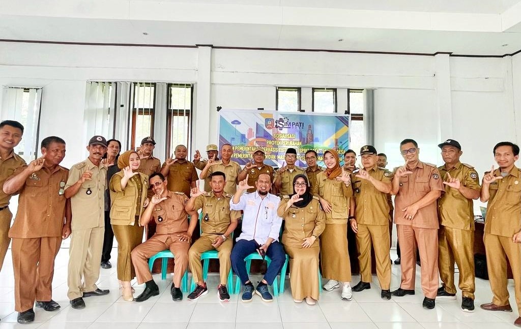 DIGITALISASI : Kepala DPMD Konsel, Anas Mas'ud (kedua dari kanan, duduk) bersama tim saat menyosialisasikan SPBE Desa atau simPATI desa, bagi Pemerintah Desa di Kecamatan Konda. (I NGURAH PANDI SANTOSA/KENDARI POS)