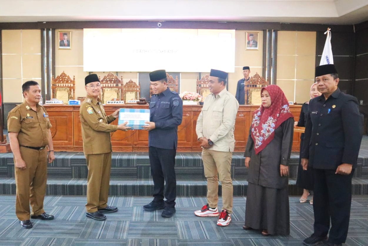 PERUBAHAN ANGGARAN : Bupati Konsel, H. Surunuddin Dangga (kedua dari kiri) ketika menyerahkan rancangan KUPA dan PPA-S 2023 kepada Ketua DPRD, Irham Kalenggo (ketiga dari kiri), kemarin. (I NGURAH PANDI SANTOSA/KENDARI POS)