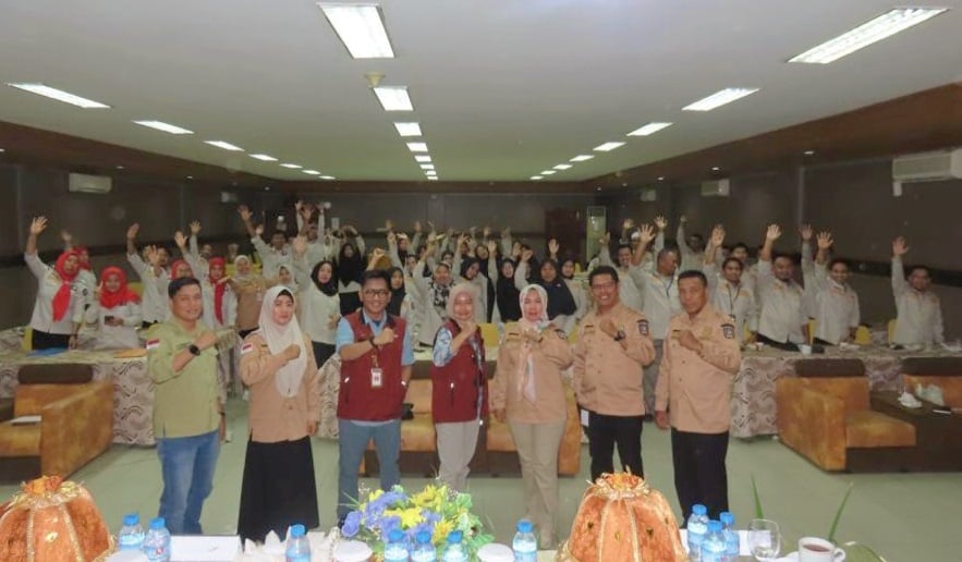 TINGKATKAN SDM : Kadis Sosial Konsel, Nurlita Jaya AS (ketiga dari kanan, depan) bersama pemateri dari Kemensos RI serta para peserta pelatihan peningkatan kapasitas SDM Pendamping Sosial, kemarin. (I NGURAH PANDI SANTOSA/KENDARI POS)