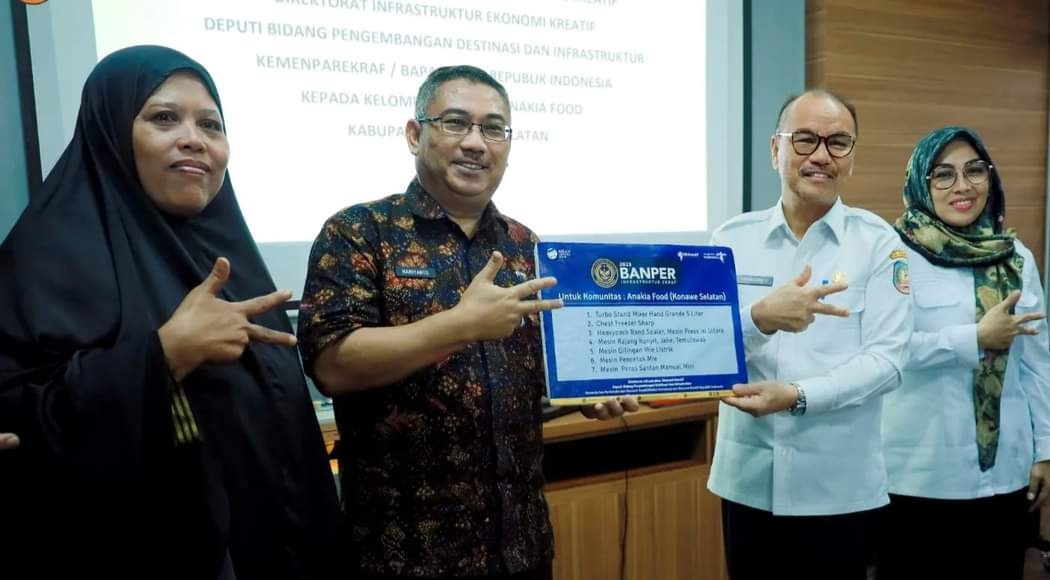 MAJUKAN EKRAF : Pemkab Konsel didukung Kemenparekraf RI, terus meningkatkan ekosistem ekonomi Kreatif di daerah itu. Termasuk menyalurkan bantuan peralatan usaha bagi pelaku bisnis tersebut. (I NGURAH PANDI SANTOSA/KENDARI POS)